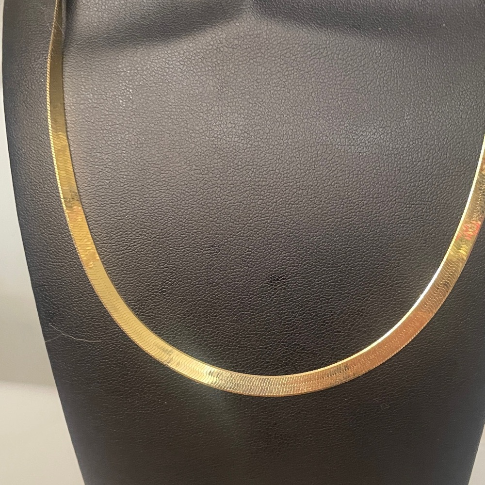 Elegant 14 karat herringbone Gold Necklace - Picture 11 of 11